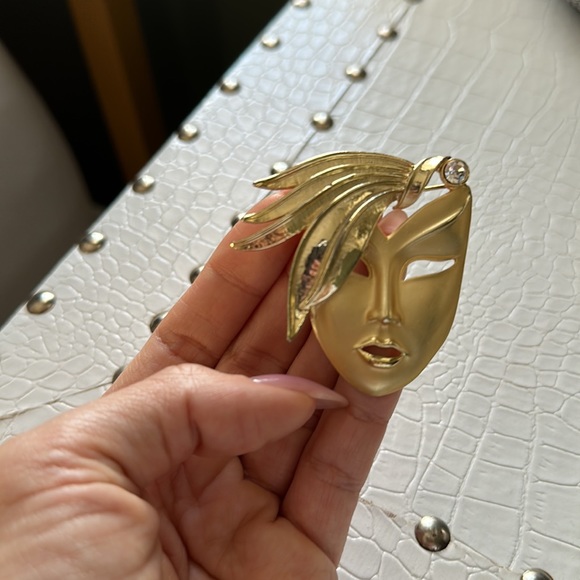 Vintage gold theater mask brooch - Picture 2 of 7